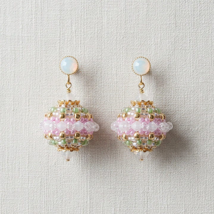Rocailles-Kugel-Ohrringe in zarten Rosa-Pastelltönen mit Swarovski Kristallen. 