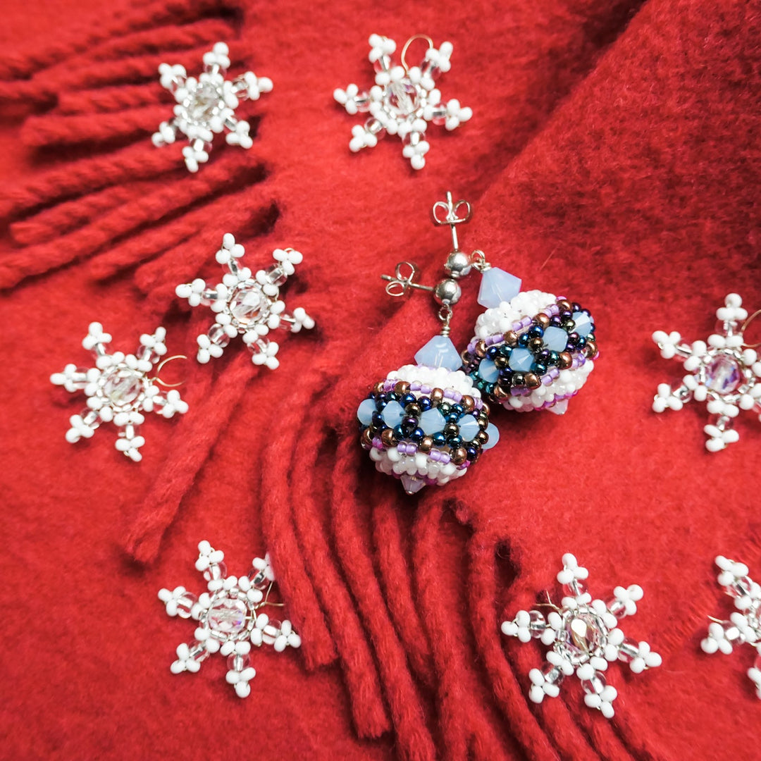 Blau-weiße Kugel-Ohrringe aus vielen kleinen Perlen &amp; Swarovski Kristallen