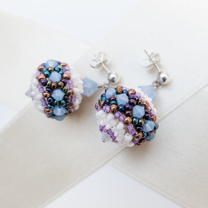 Blau-weiße Kugel-Ohrringe aus vielen kleinen Perlen &amp; Swarovski Kristallen