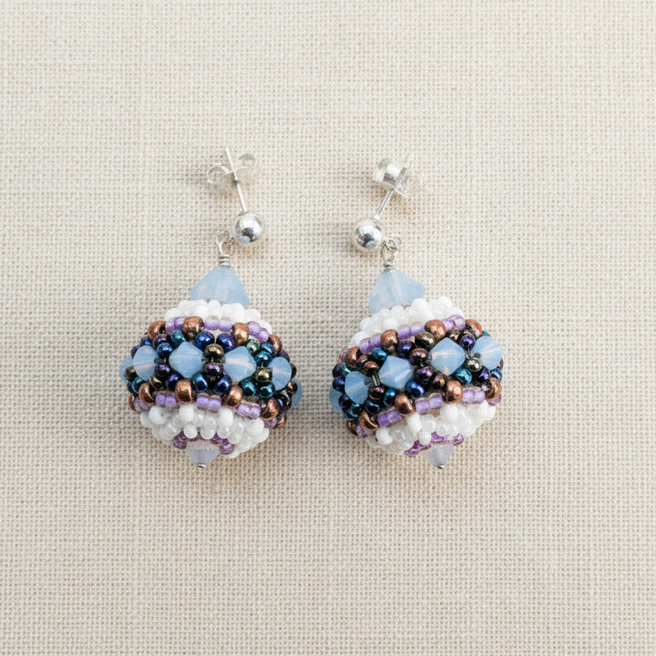 Blau-weiße Kugel-Ohrringe aus vielen kleinen Perlen &amp; Swarovski Kristallen