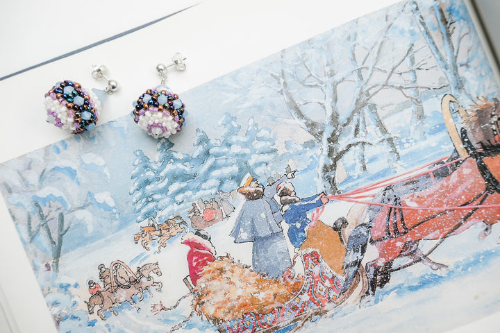 Blau-weiße Kugel-Ohrringe aus vielen kleinen Perlen &amp; Swarovski Kristallen