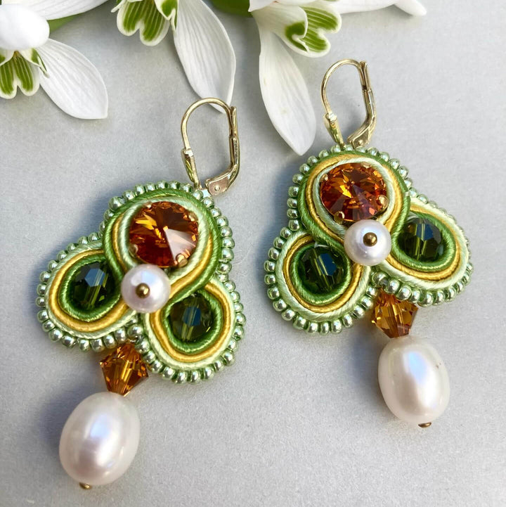 Soutache Ohrringe Oliv mit Perlen