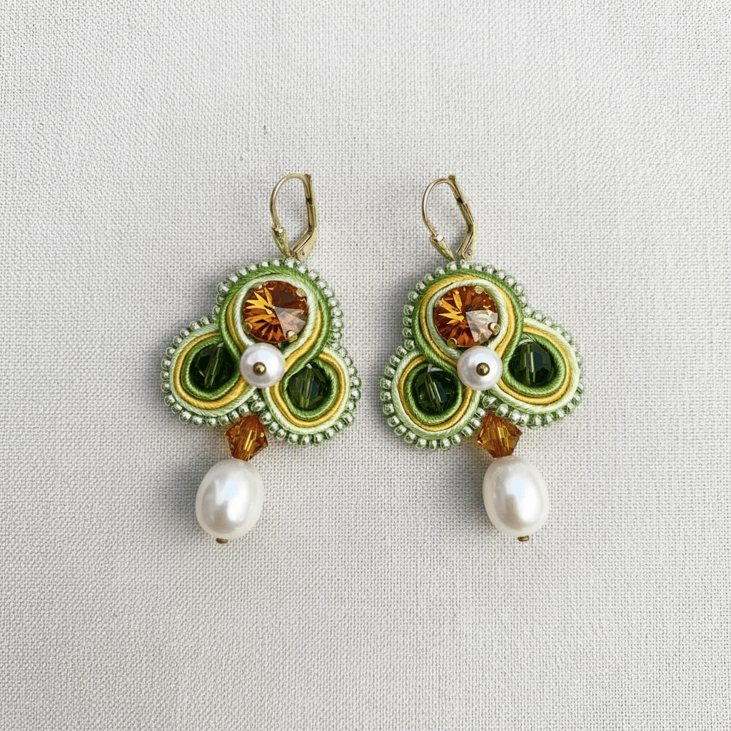 Soutache Ohrringe hellgrün mit Perlen