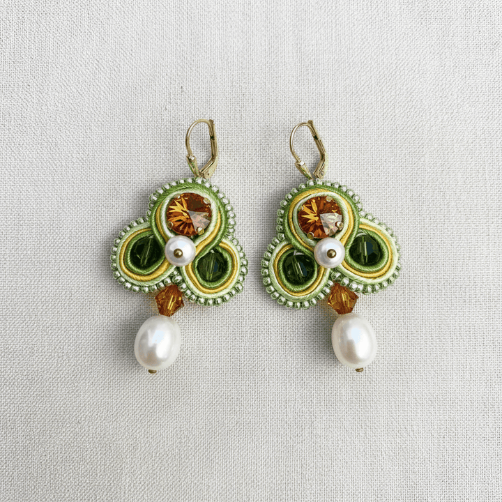 Soutache Ohrringe hellgrün mit Perlen
