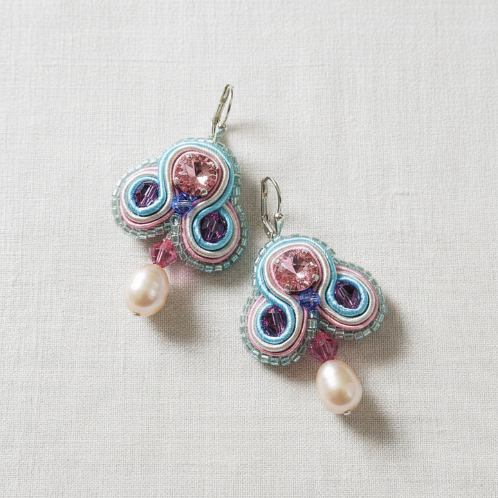 Soutache Ohrringe in Rosa und Hellblau mit echter Perle