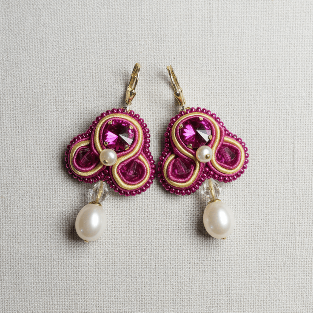 Soutache-Ohrhänger in Fuchsia mit Süßwasserperlen