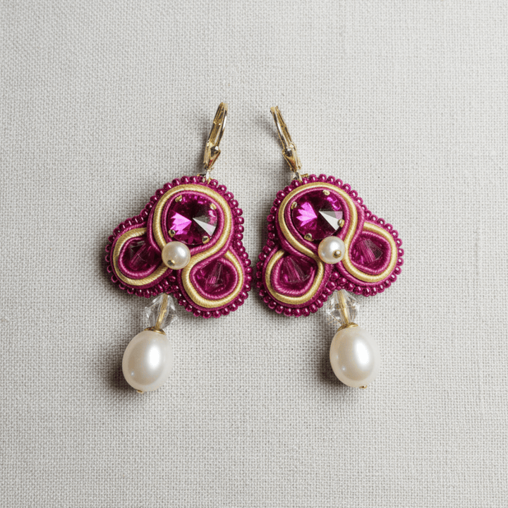 Soutache-Ohrhänger in Fuchsia mit Süßwasserperlen