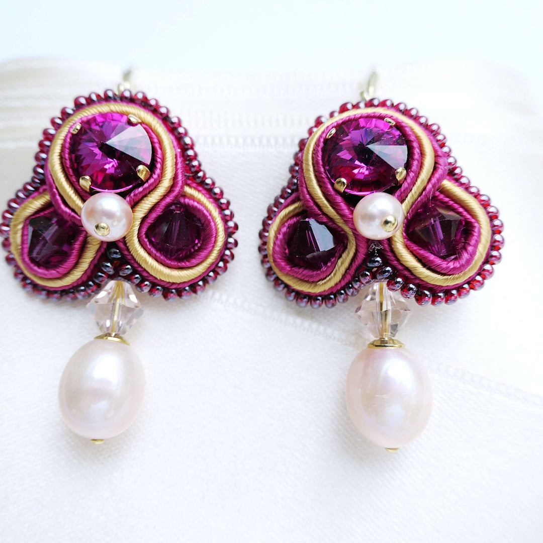 Soutache-Ohrhänger in Fuchsia mit Süßwasserperlen