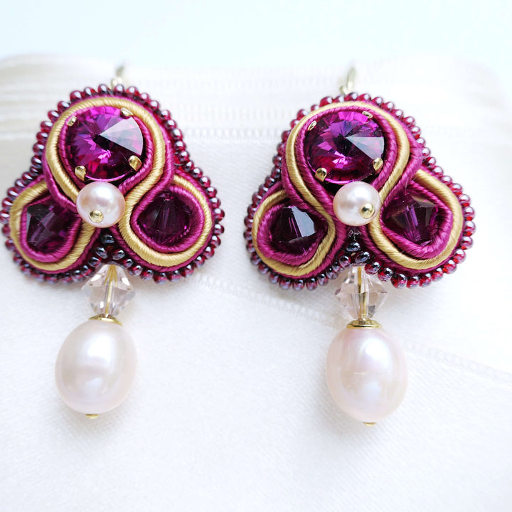 Soutache-Ohrhänger in Fuchsia mit Süßwasserperlen