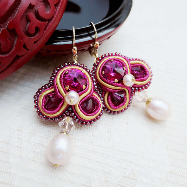 Soutache-Ohrhänger in Fuchsia mit Süßwasserperlen