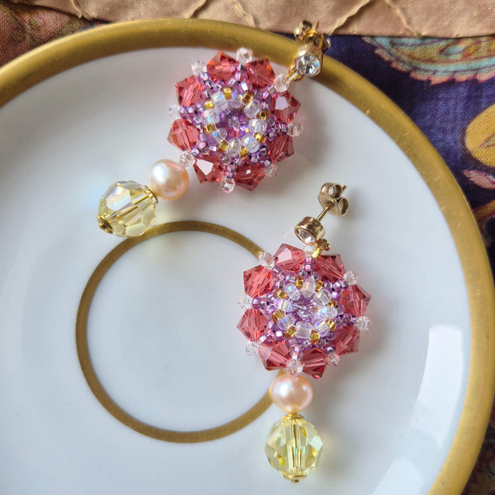 Ohrhänger mit Kristallen in Rosa und Gelb mit echten Perlen