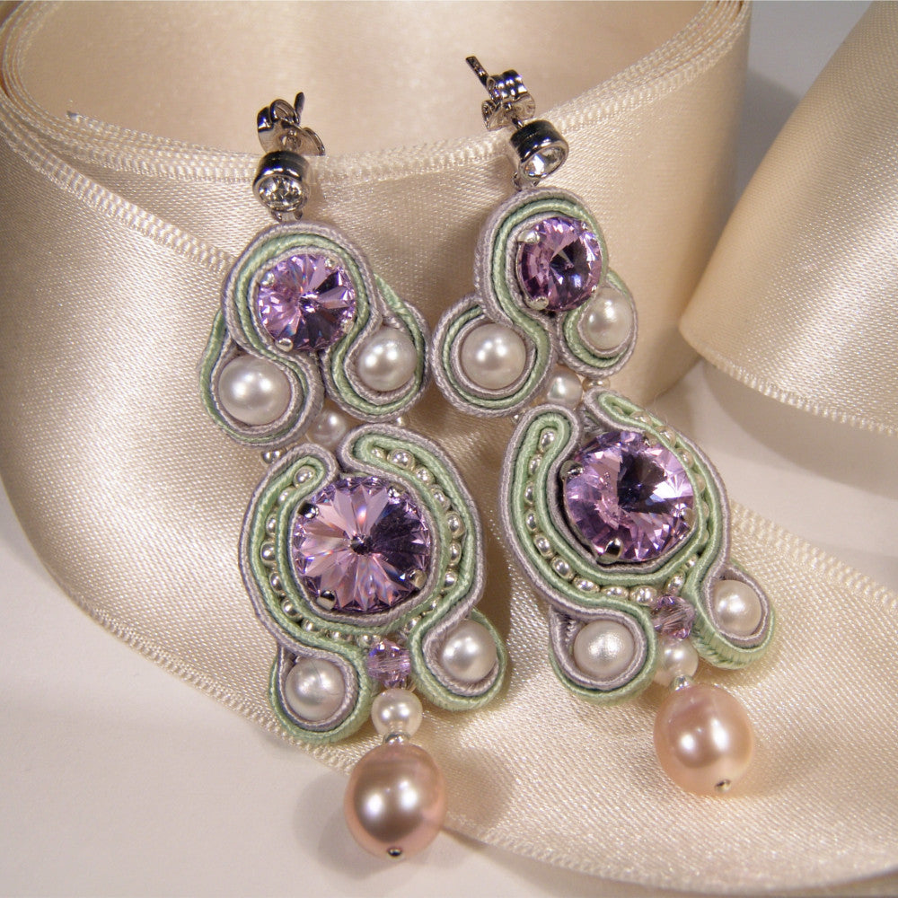Soutache-Ohrringe mit Perlen in Flieder und Zartgrün