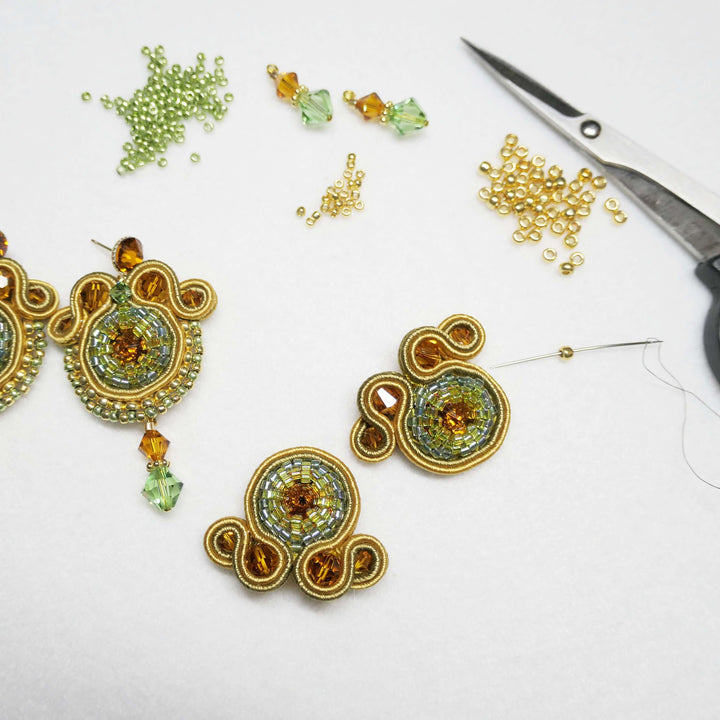 Von Hand gefertigt: Soutache-Ohrringe Oliv-Gold mit Swarovski Kristallen