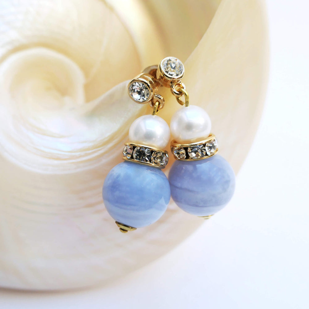 Edelsteinohrring mit hellblauem Chalzedon und weißer Perle