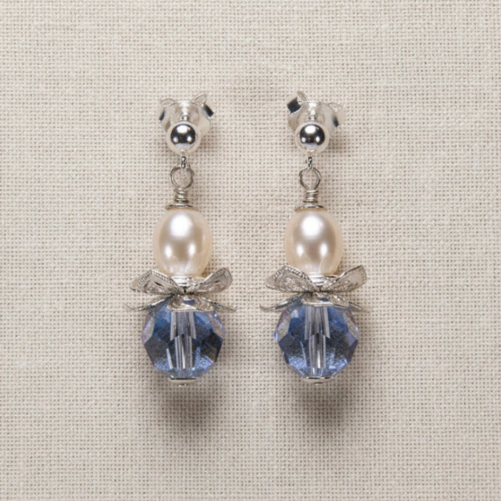 Blaue Blüten-Ohrringe mit Swarovski Kristallen und Süßwasserperle.