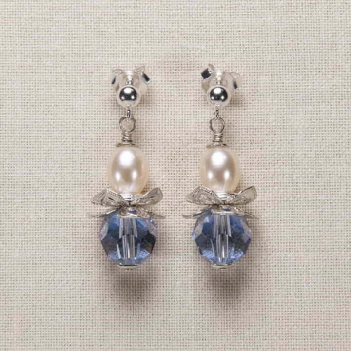 Blaue Blüten-Ohrringe mit Swarovski Kristallen und Süßwasserperle.