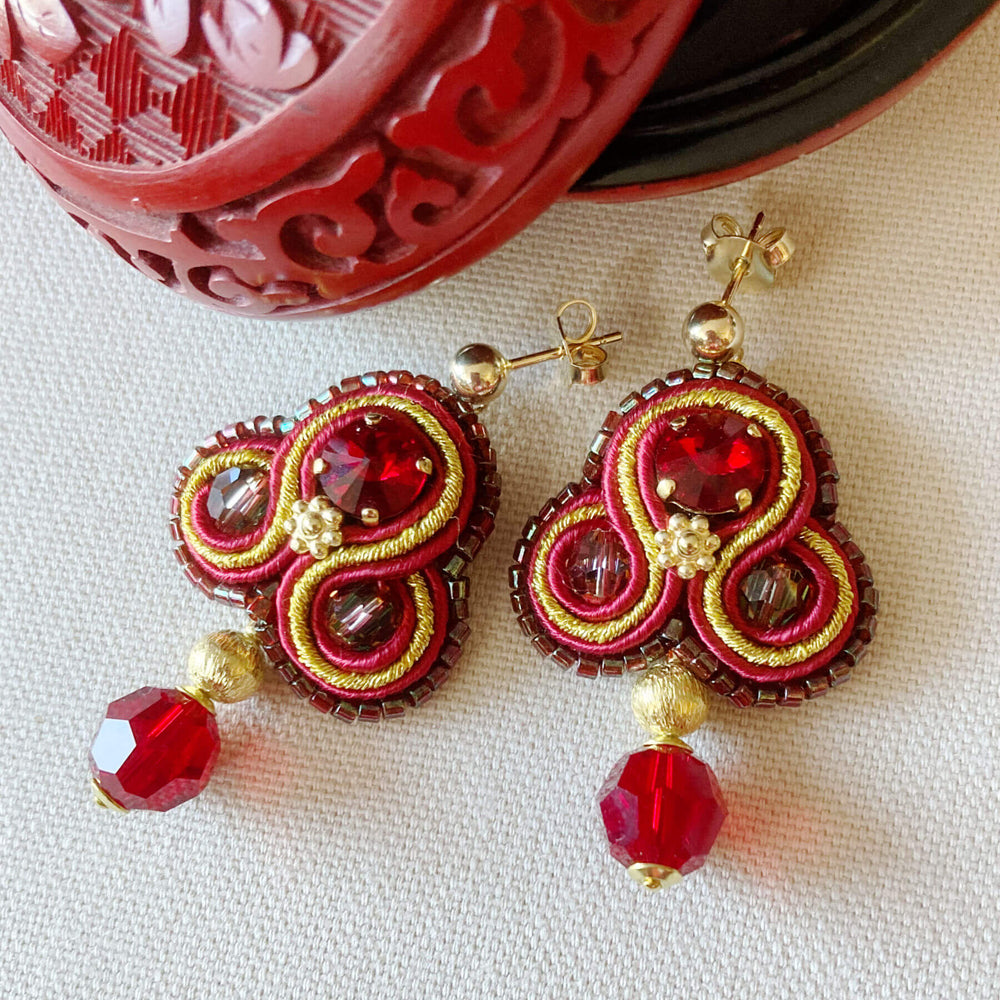 Rote Soutache-Ohrringe mit Goldakzenten