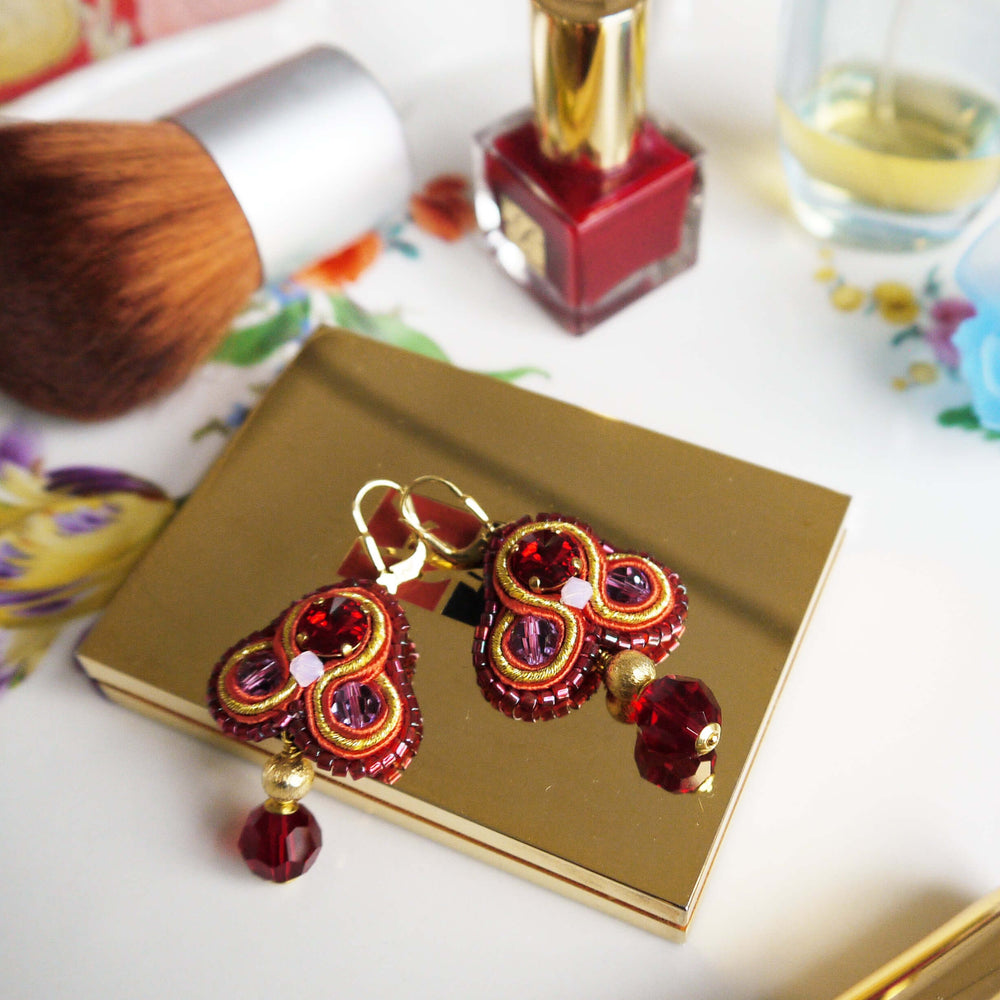 Rote Soutache-Ohrringe mit Goldakzenten