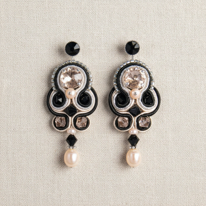 Schwarz-weiße Soutache-Ohrringe