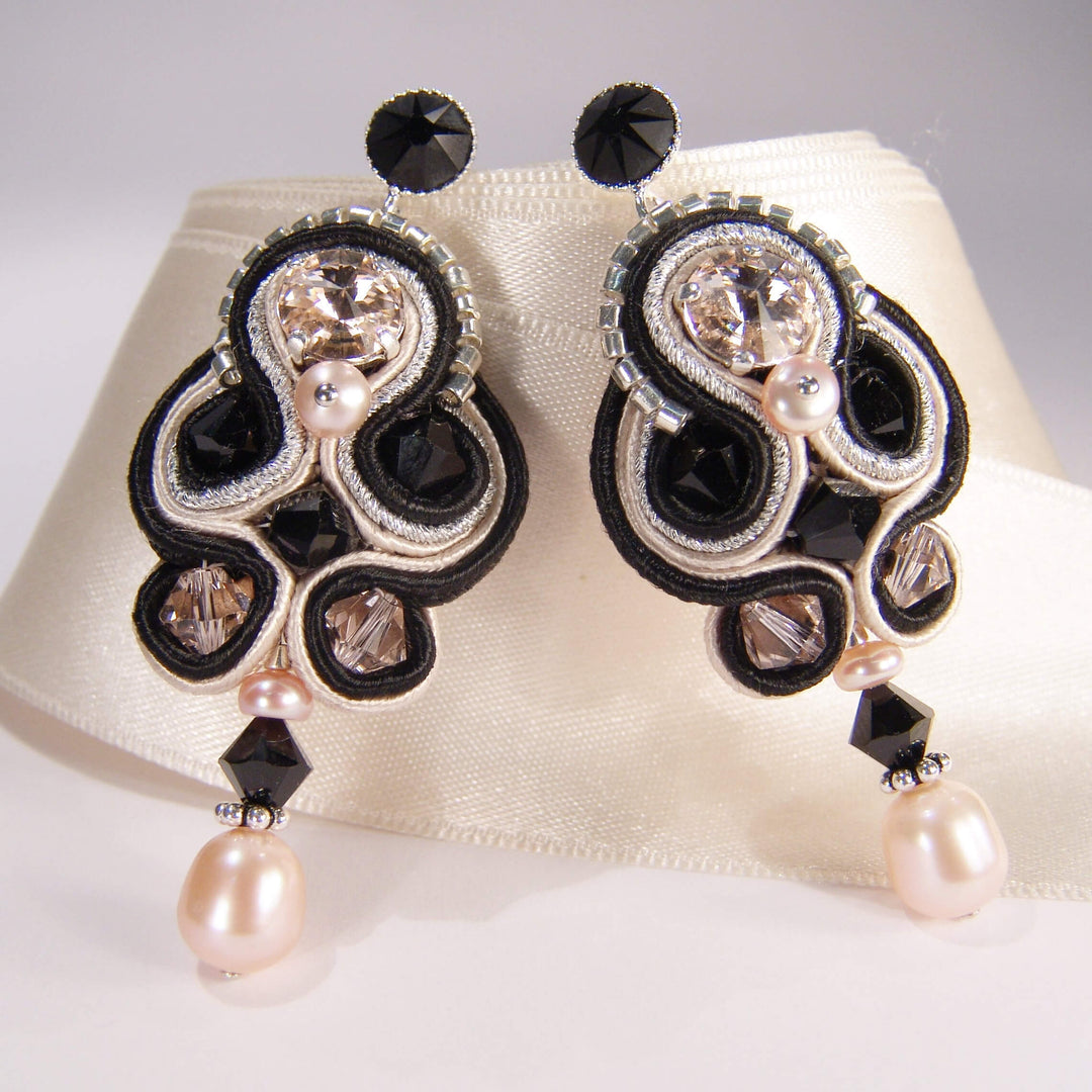 Schwarz-Silberne Soutache-Ohrringe mit Süßwasserperle
