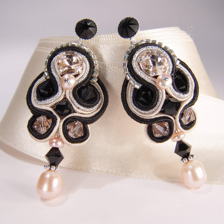 Schwarz-Silberne Soutache-Ohrringe mit Süßwasserperle