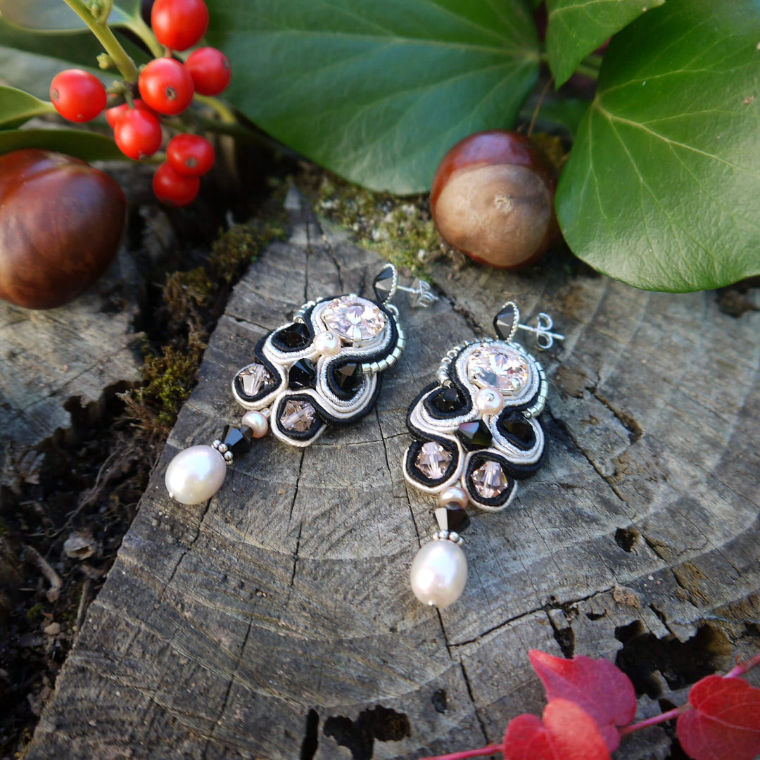 Schwarz-Silberne Soutache-Ohrringe mit Süßwasserperle