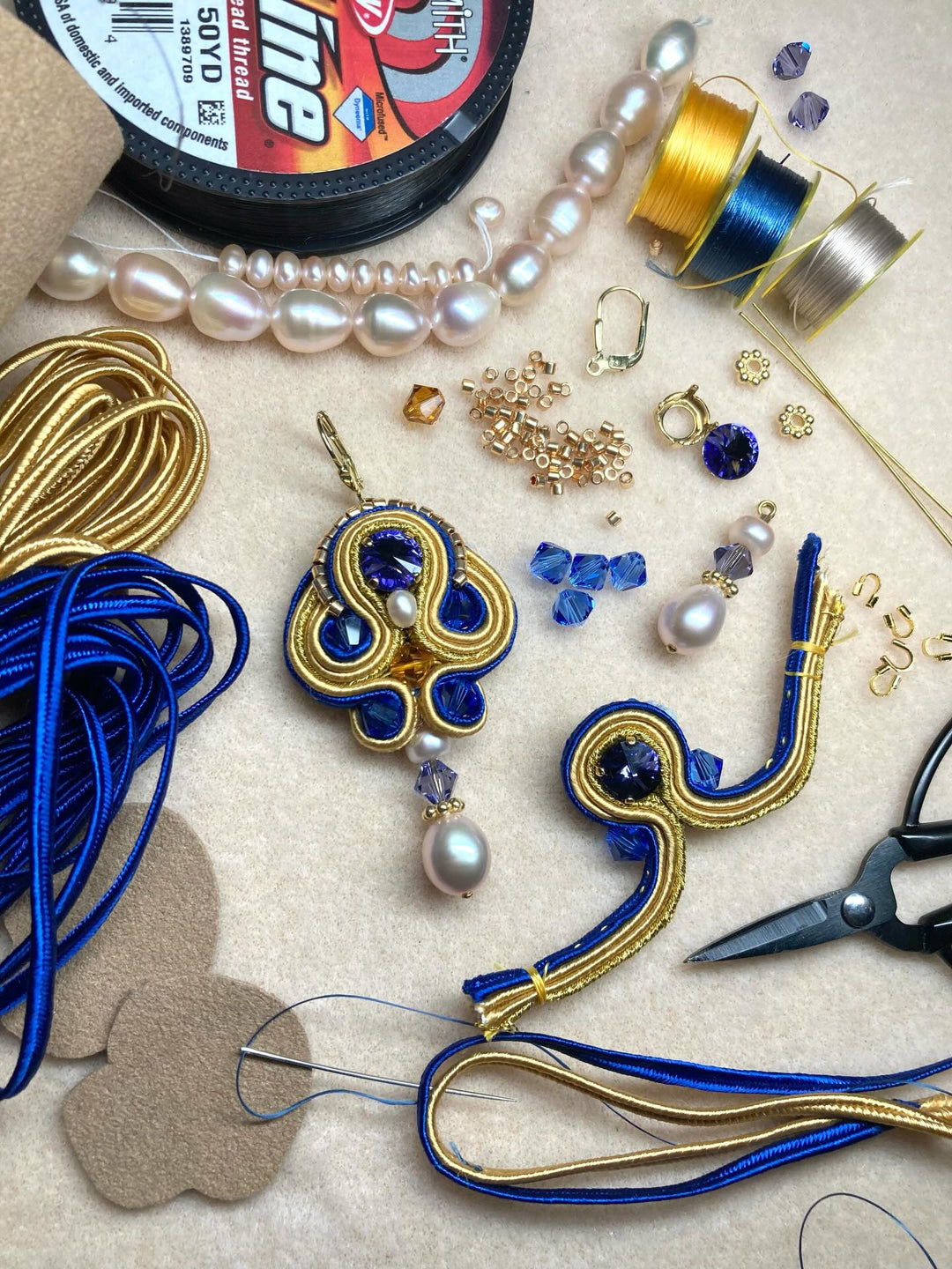 Soutache-Ohrringe in Blau-Gelb - Making of