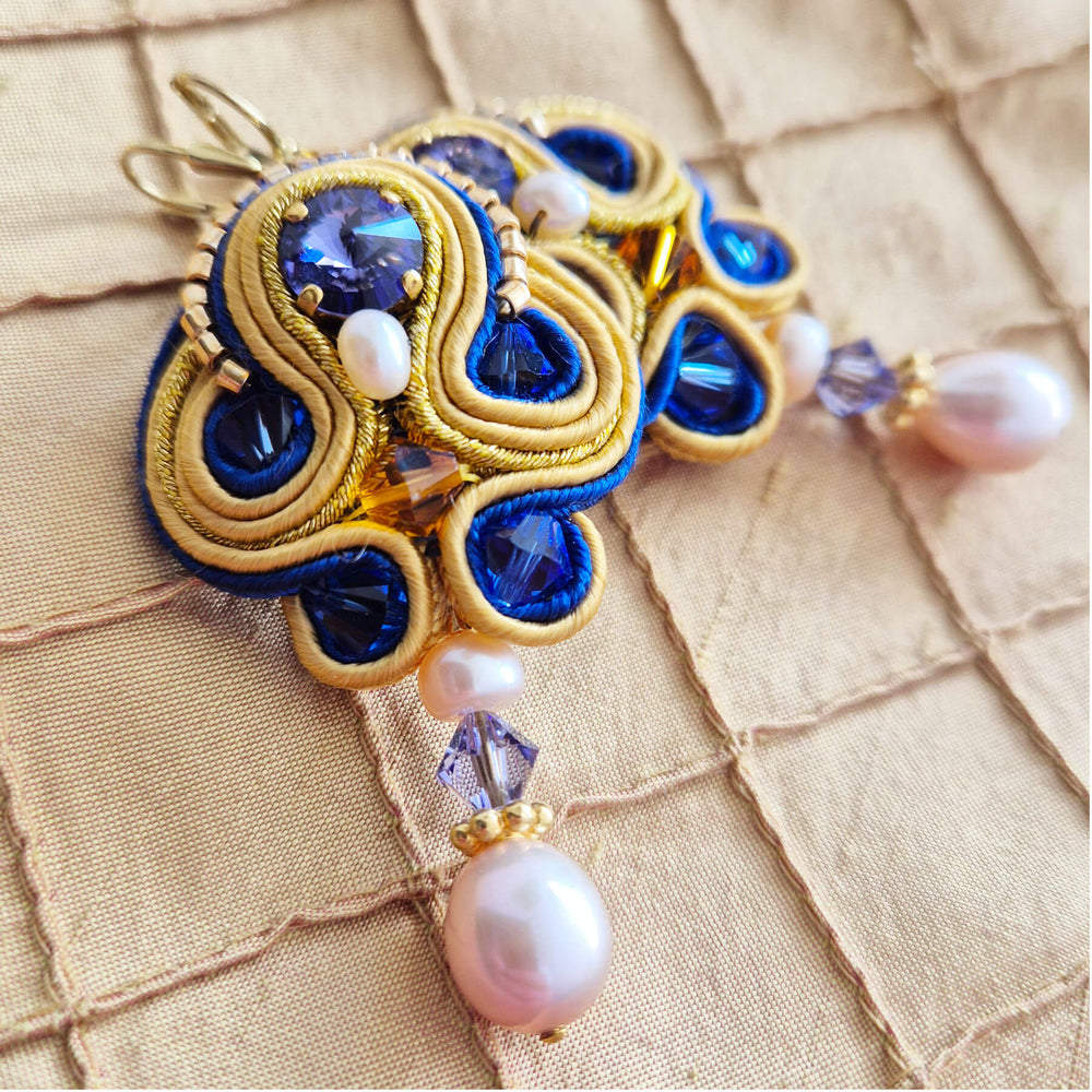 Blau-goldene Soutache-Ohrringe mit Perlen