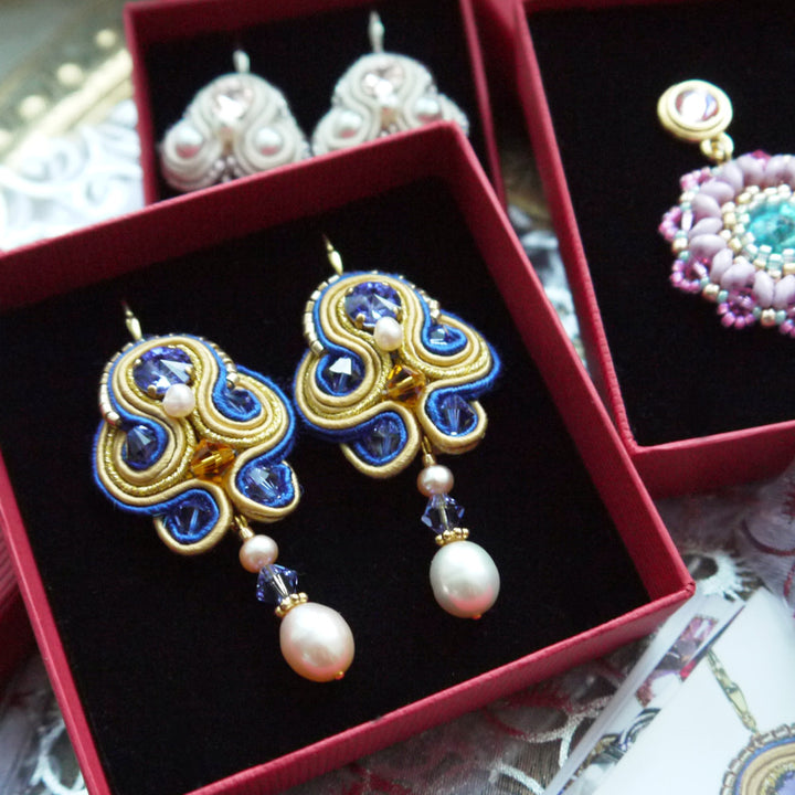 Blau-goldene Soutache-Ohrringe mit Perlen