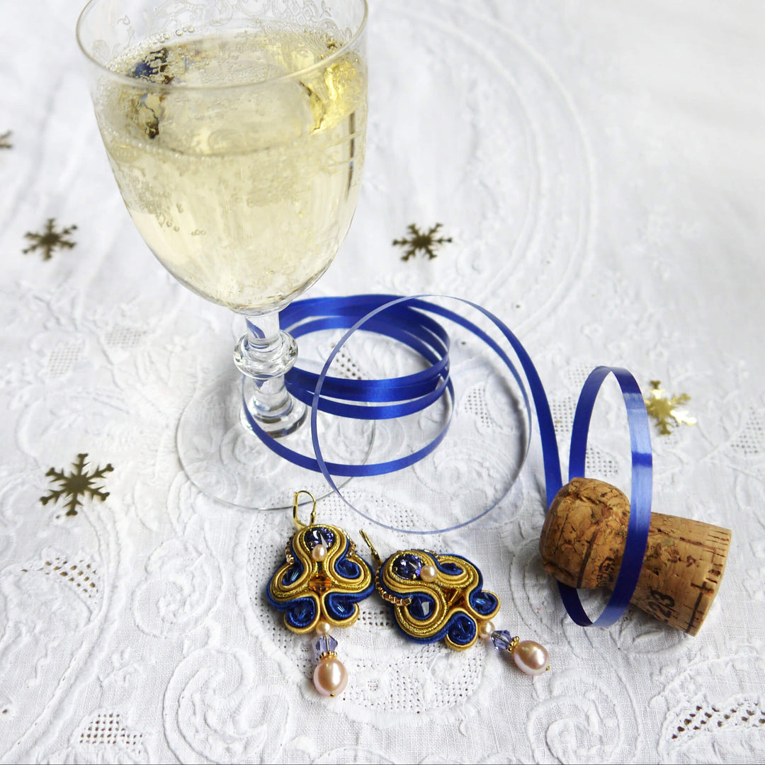 Blau-goldene Soutache-Ohrringe mit Perlen