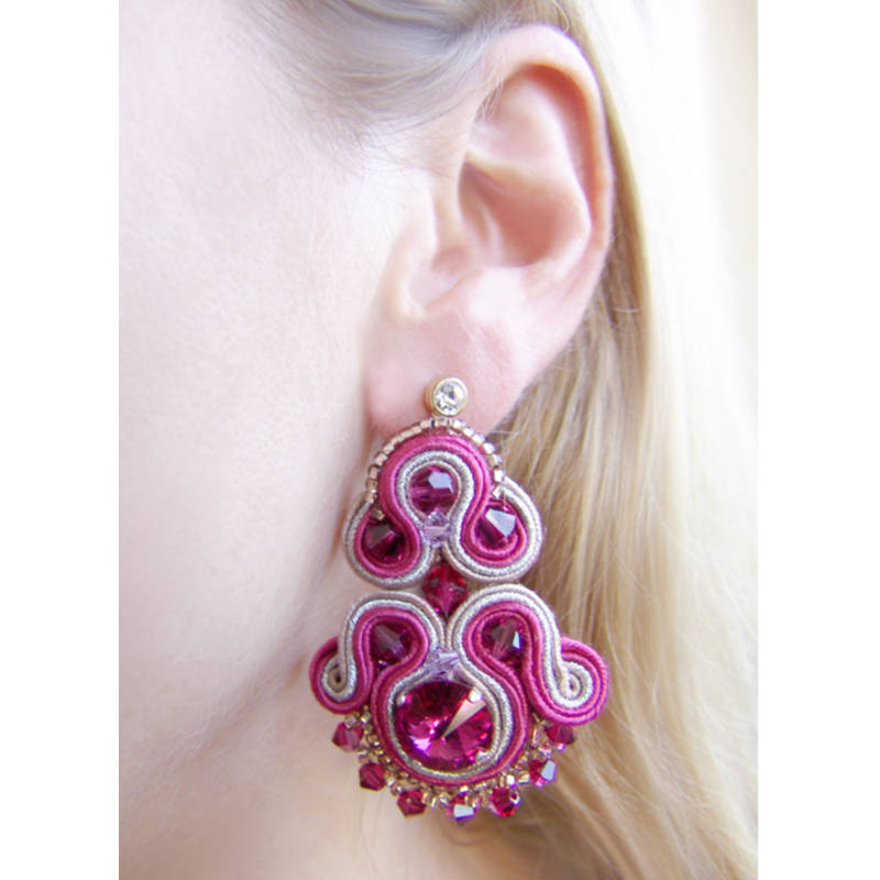 Fuchsiafarbene Soutache-Ohrringe in Gold mit Kristallen