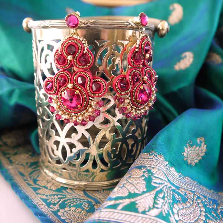 Fuchsiafarbene Soutache-Ohrringe in Gold mit Kristallen