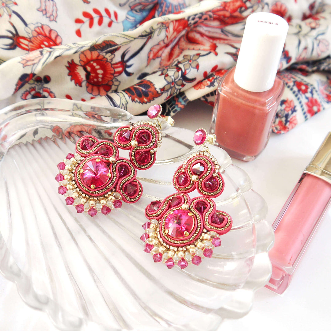 Fuchsiafarbene Soutache-Ohrringe in Gold mit Kristallen