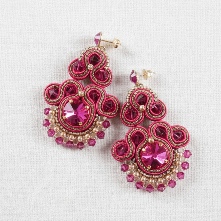 Fuchsiafarbene Soutache-Ohrringe in Gold mit Kristallen