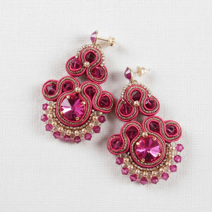 Fuchsiafarbene Soutache-Ohrringe in Gold mit Kristallen