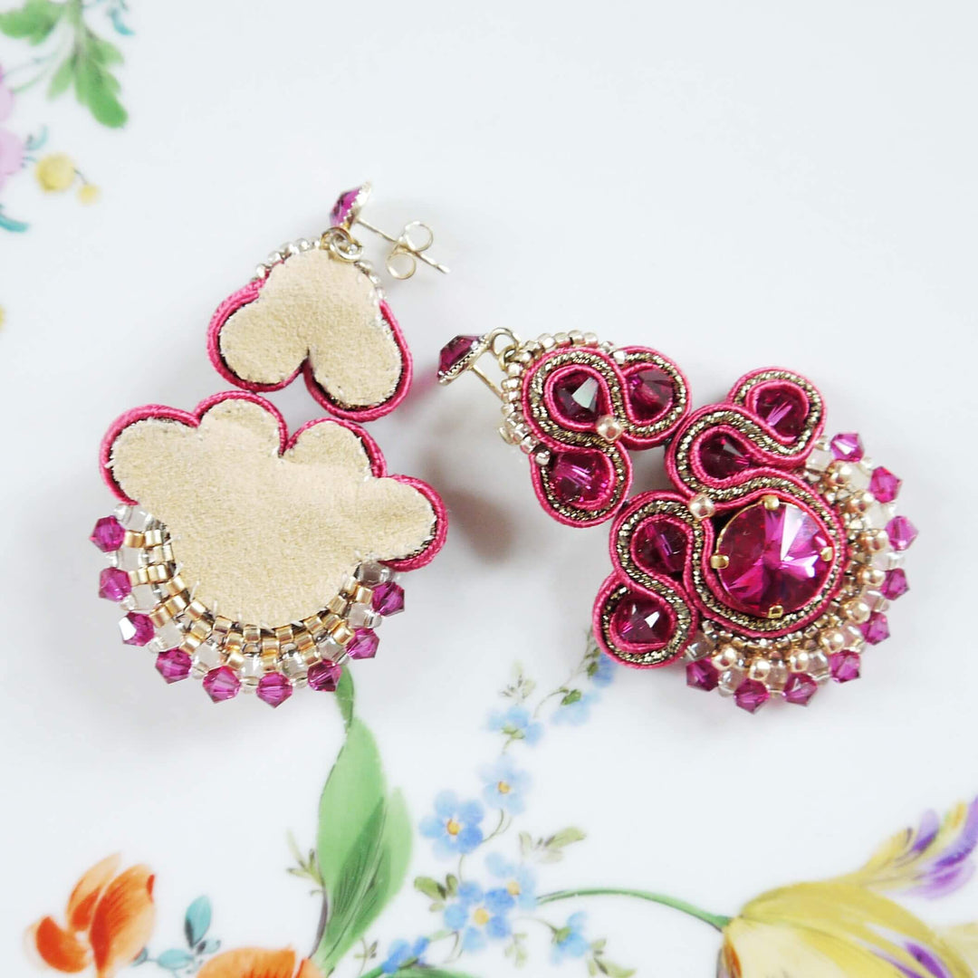 Fuchsiafarbene Soutache-Ohrringe in Gold mit Kristallen
