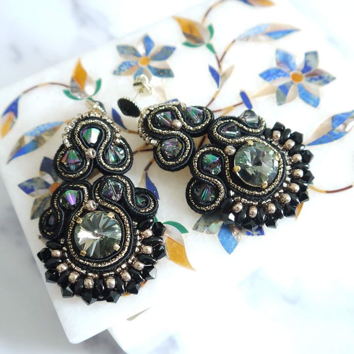 Schwarz-goldene Soutache-Statement-Ohrringe handgenäht