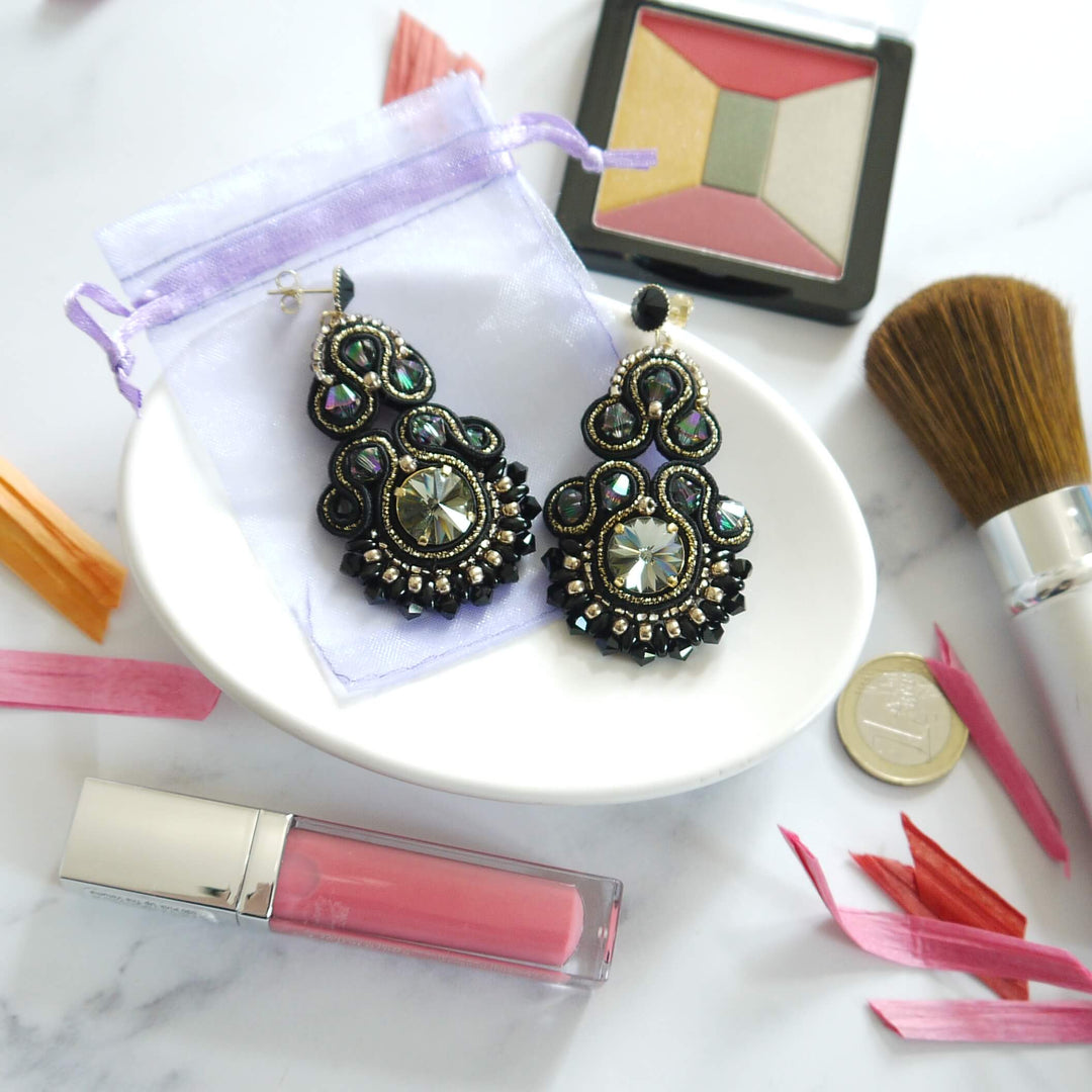 Schwarz-goldene Soutache-Statement-Ohrringe handgenäht