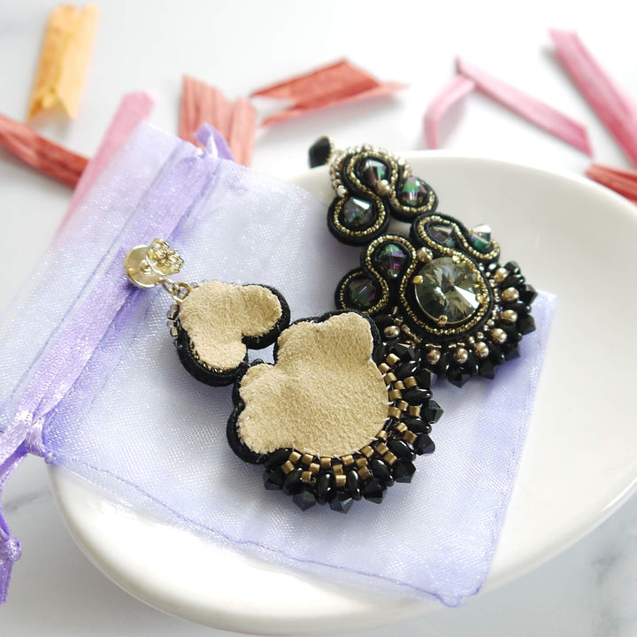Schwarz-goldene Soutache-Statement-Ohrringe handgenäht