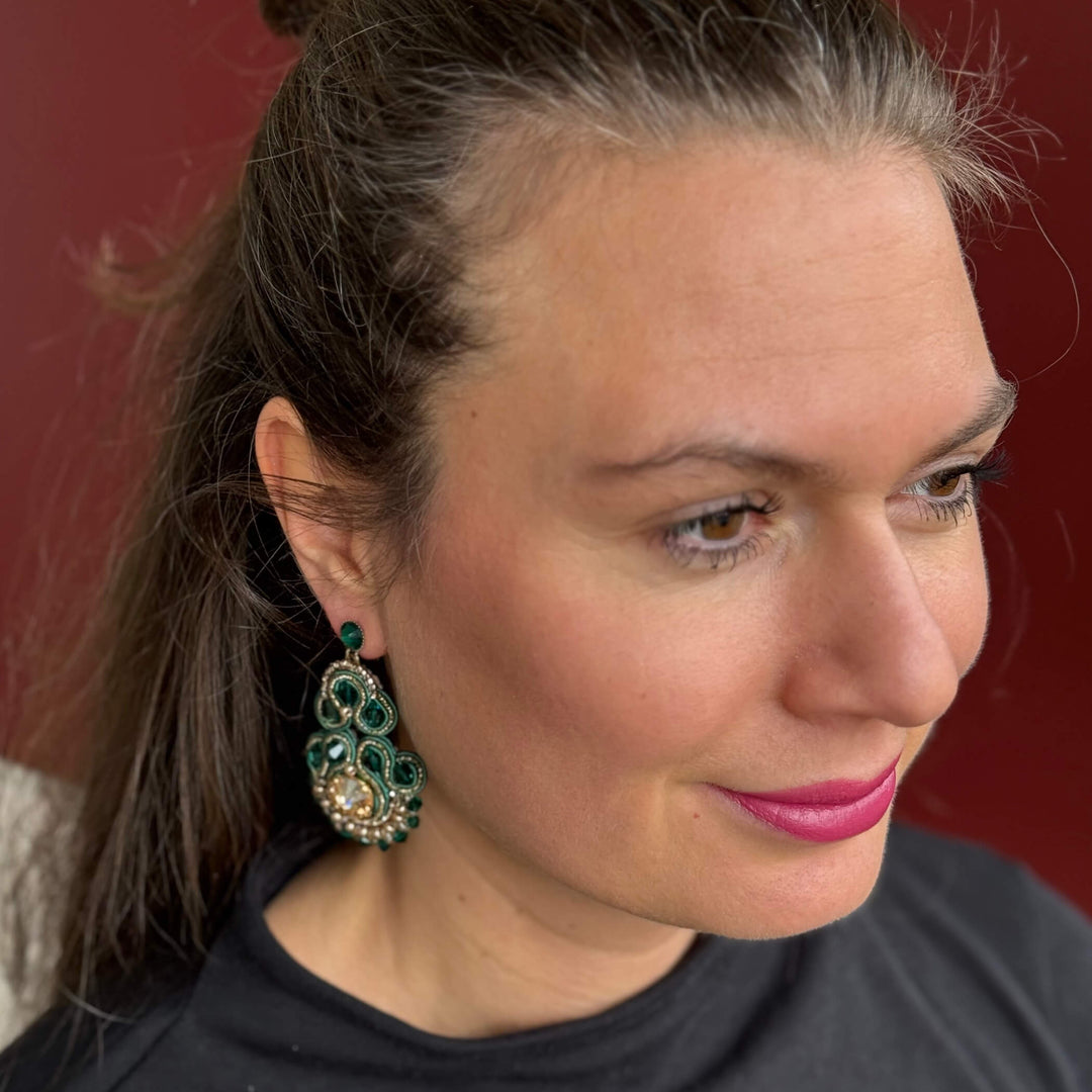 Smaragdgrüne Soutache-Statement-Ohrringe mit Gold