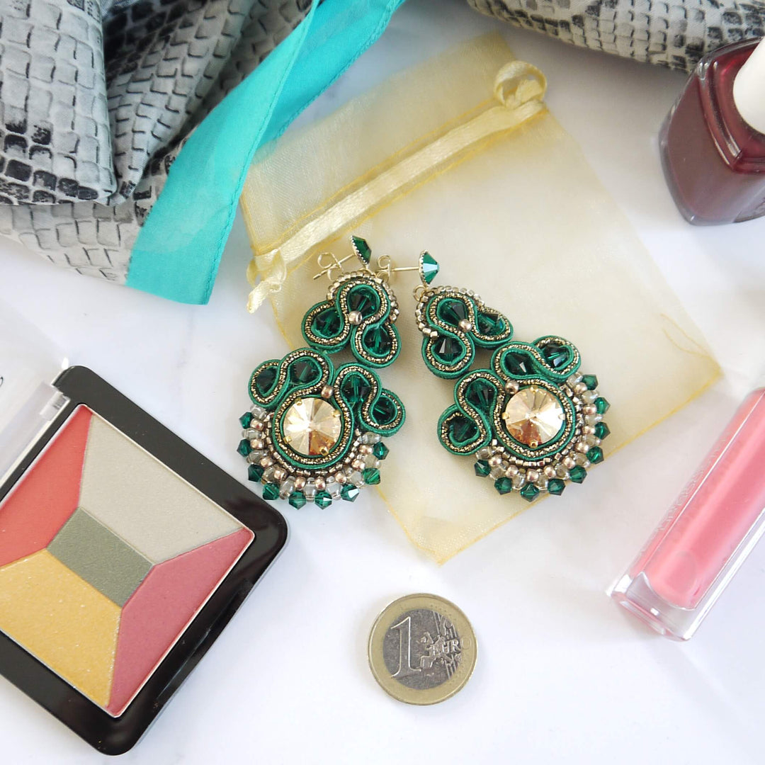 Smaragdgrüne Soutache-Statement-Ohrringe mit Gold