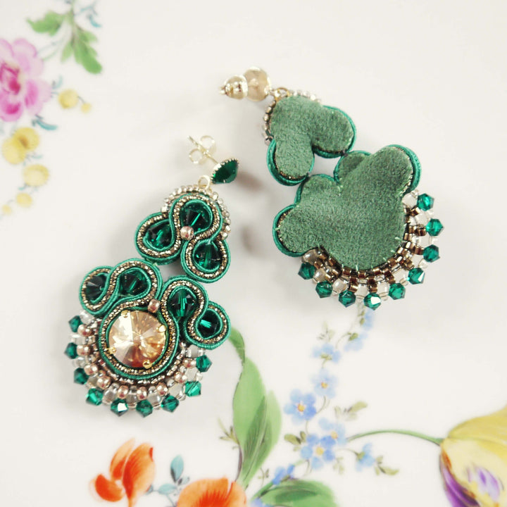Smaragdgrüne Soutache-Statement-Ohrringe mit Gold