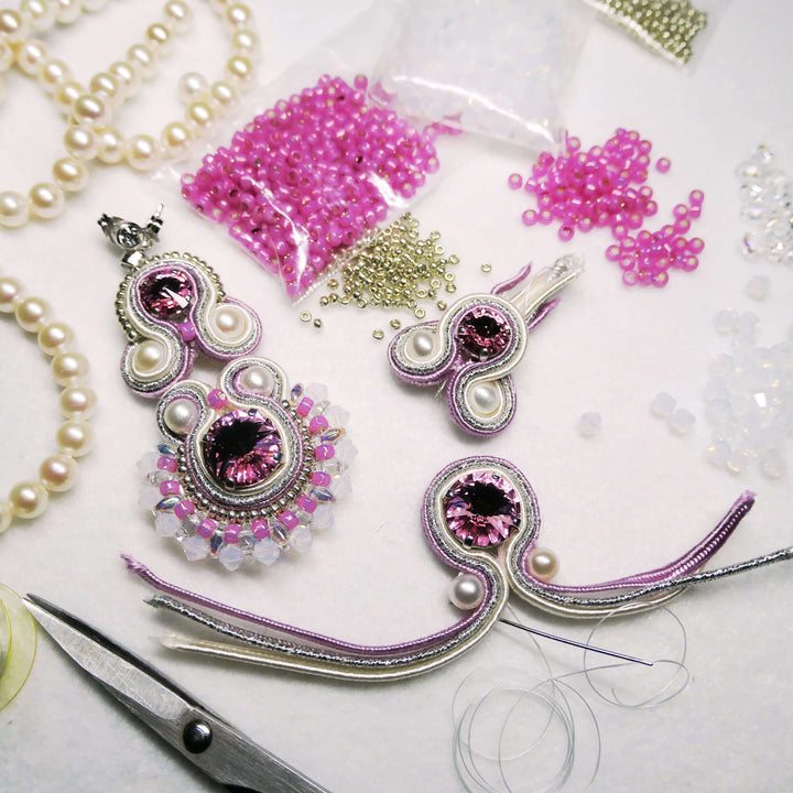 Soutache-Ohrringe Rosa mit Süßwasserperlen und Kristallen