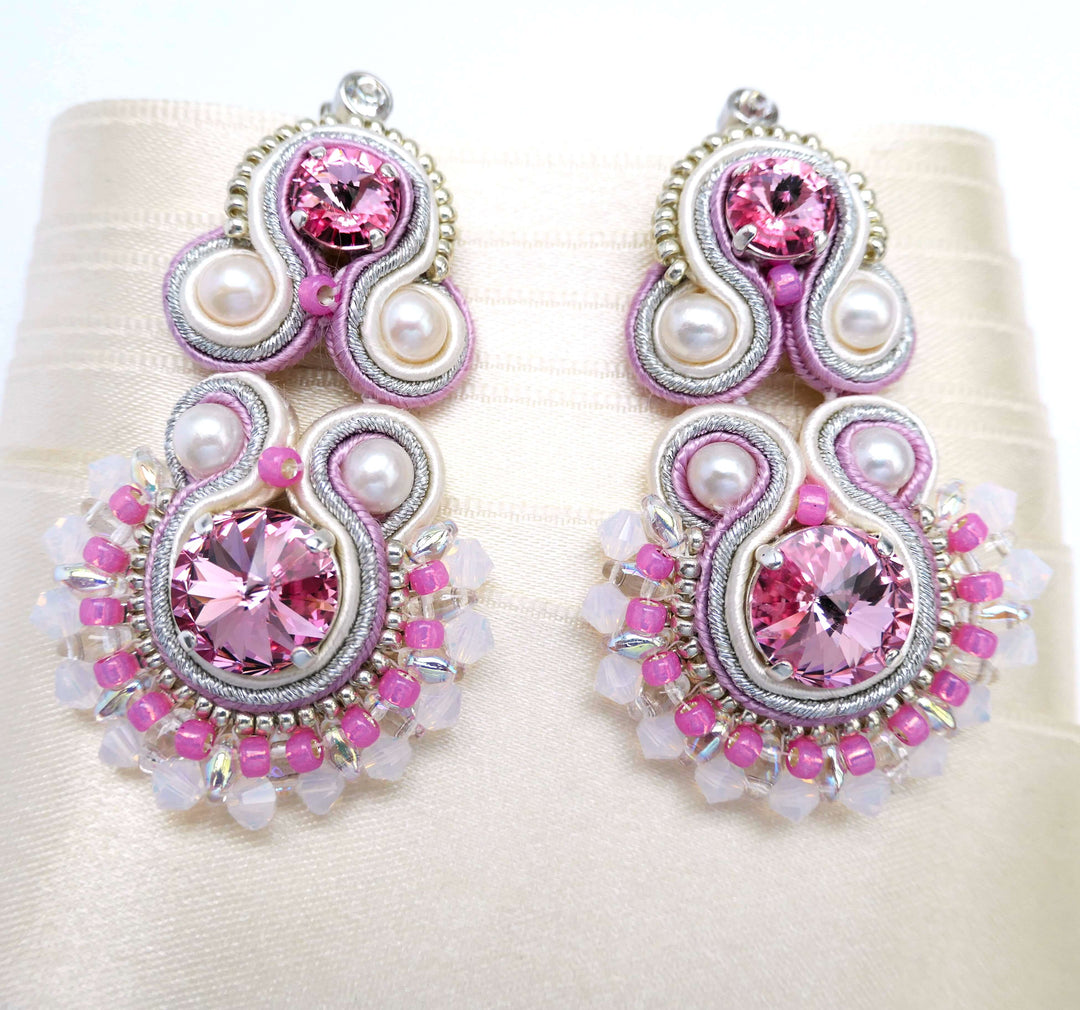Soutache-Ohrringe Rosa mit Süßwasserperlen und Kristallen