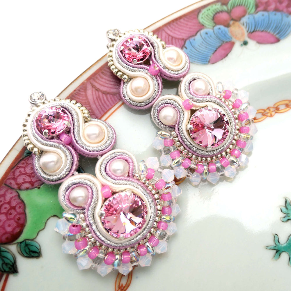 Soutache-Ohrringe Rosa mit Süßwasserperlen und Kristallen