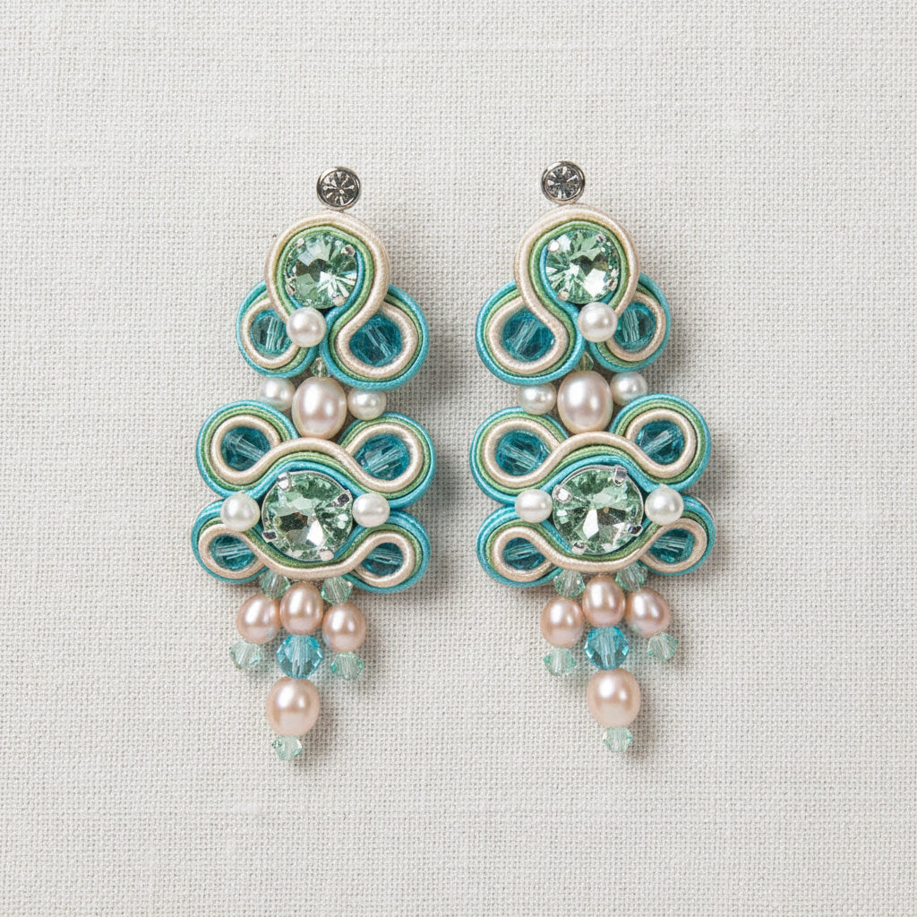 Handgenähte Soutache-Ohrringe in Türkis mit Süßwasserperlen