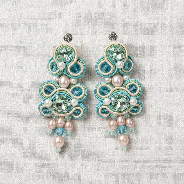 Handgenähte Soutache-Ohrringe in Türkis mit Süßwasserperlen