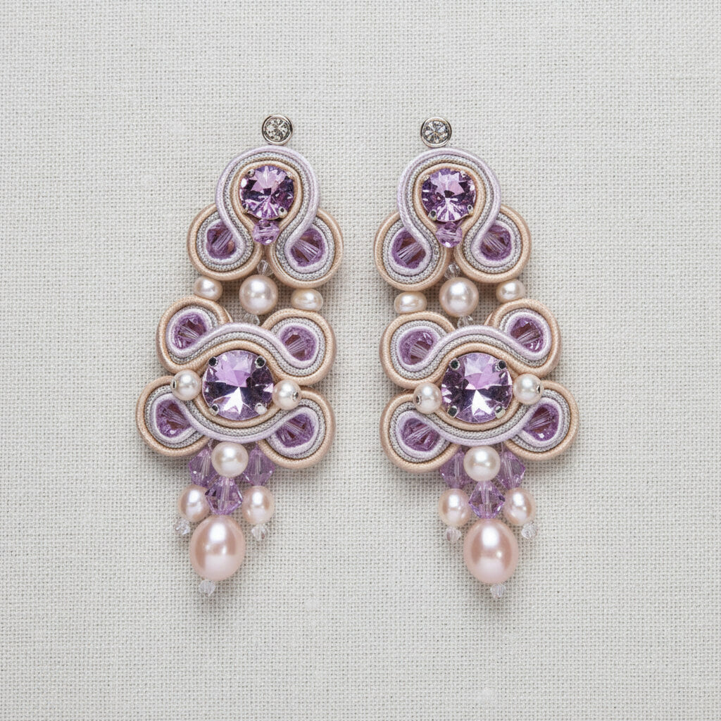 Soutache-Ohrringe mit Perlen in Violett
