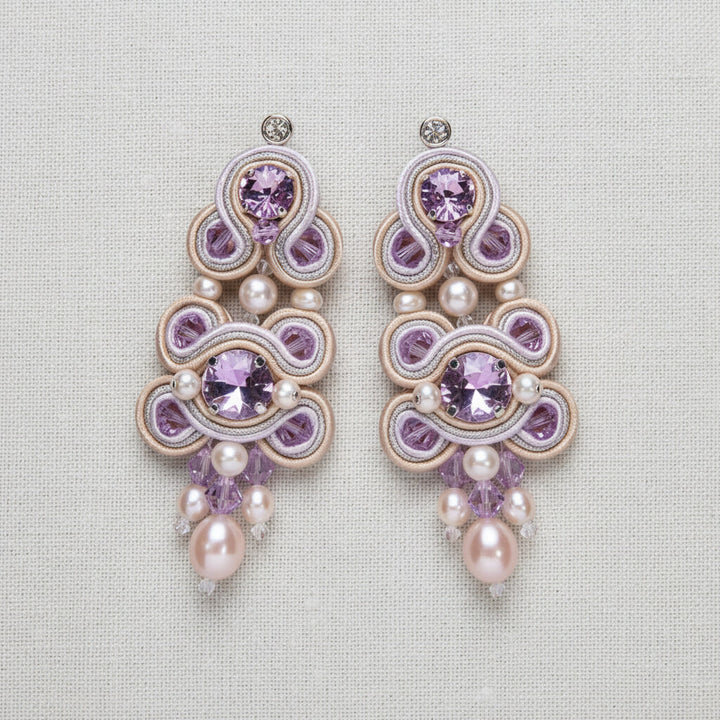 Soutache-Ohrringe mit Perlen in Violett