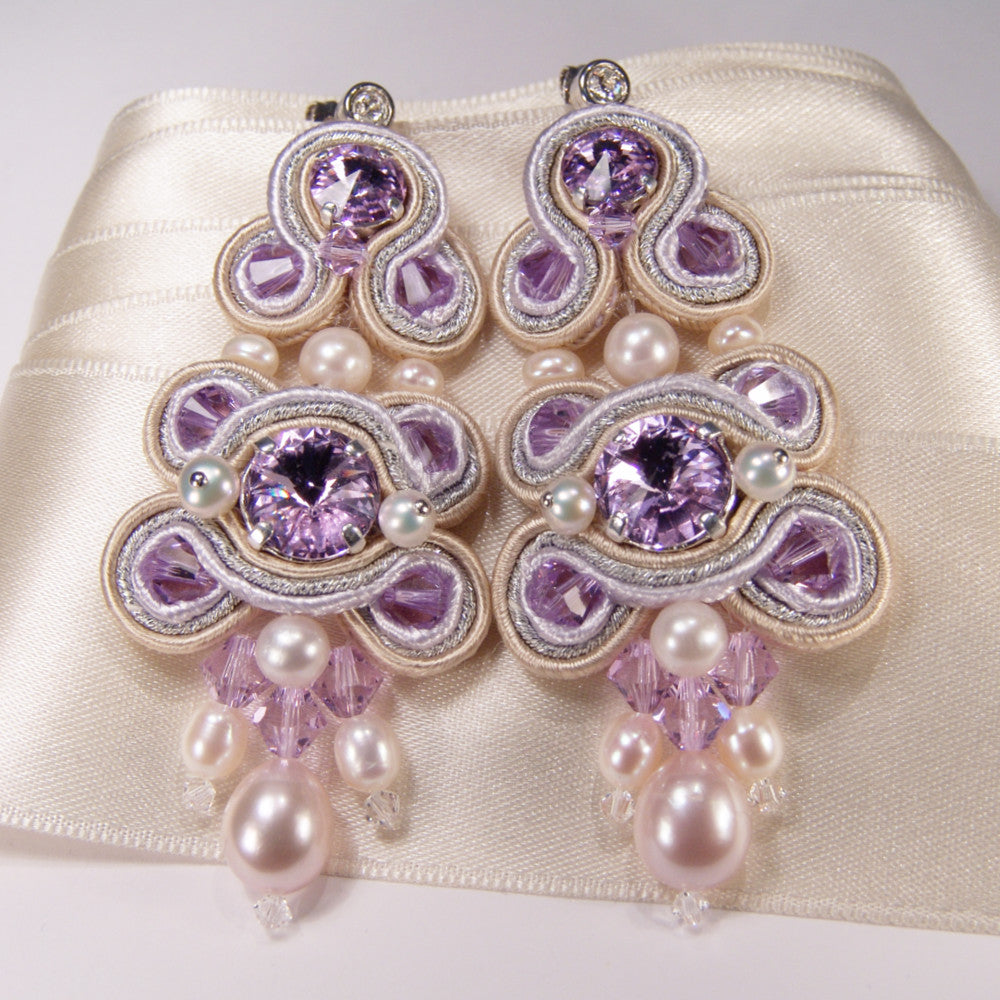 Soutache-Ohrringe mit Perlen in Violett – Anfertigung auf Anfrage